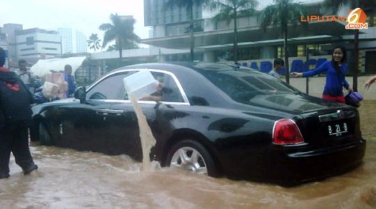 Inundan un Rolls-Royce Ghost en Indonesia