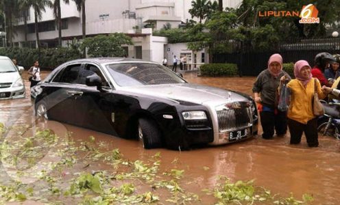 Inundan un Rolls-Royce Ghost en Indonesia