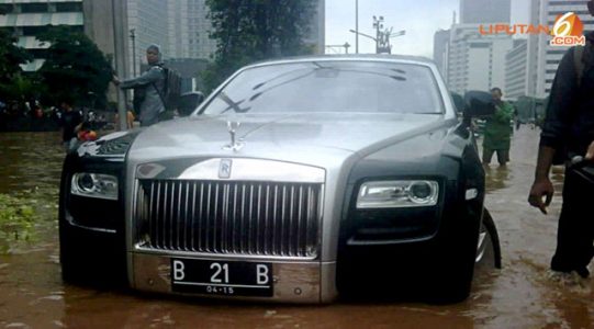 Inundan un Rolls-Royce Ghost en Indonesia