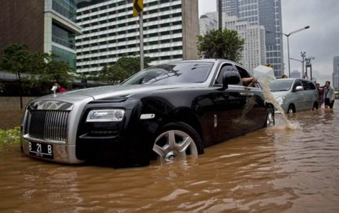 Inundan un Rolls-Royce Ghost en Indonesia