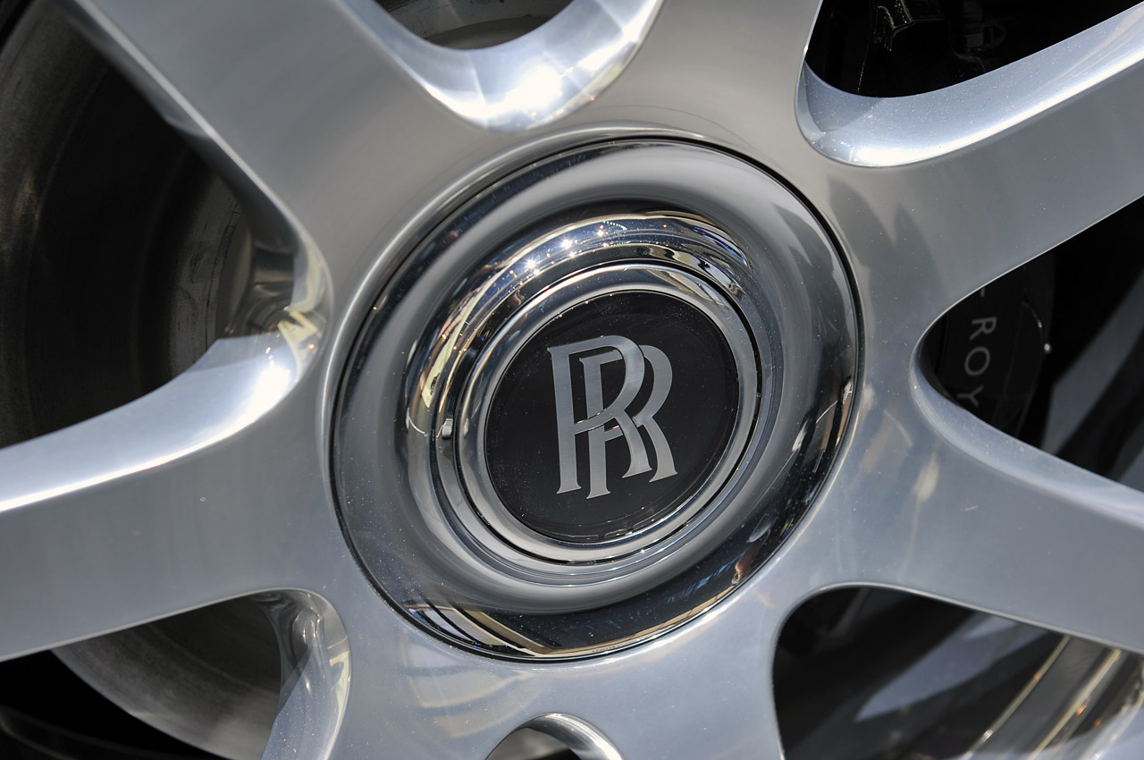 El SUV de Rolls-Royce continúa tomando forma