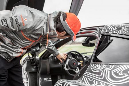 Sergio Pérez nos enseña de qué es capaz el McLaren P1 en el circuito de Top Gear