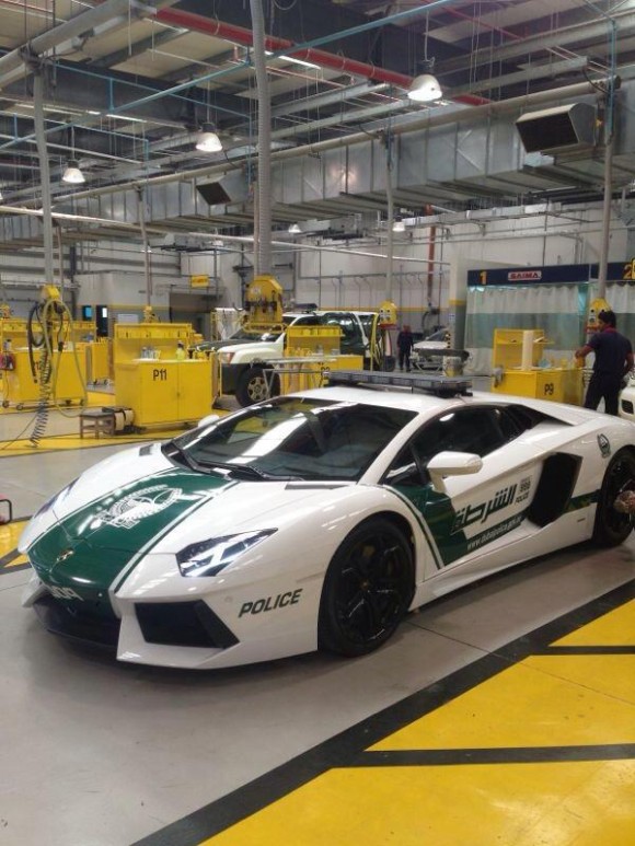 La policía de Dubai estrena Lamborghini Aventador