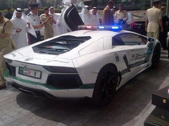 La policía de Dubai estrena Lamborghini Aventador