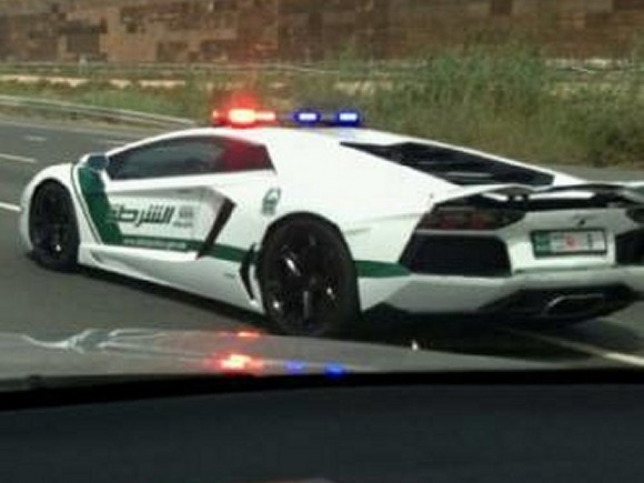 La policía de Dubai estrena Lamborghini Aventador