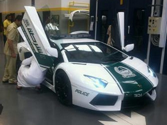 La policía de Dubai estrena Lamborghini Aventador