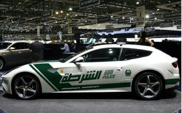 La policía de Dubai estrena Ferrari FF