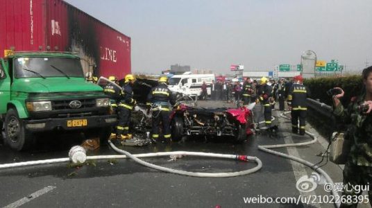 Terrible accidente de un Ferrari F430 en Pekín