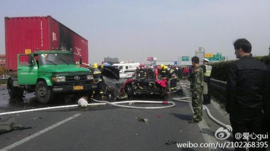 Terrible accidente de un Ferrari F430 en Pekín