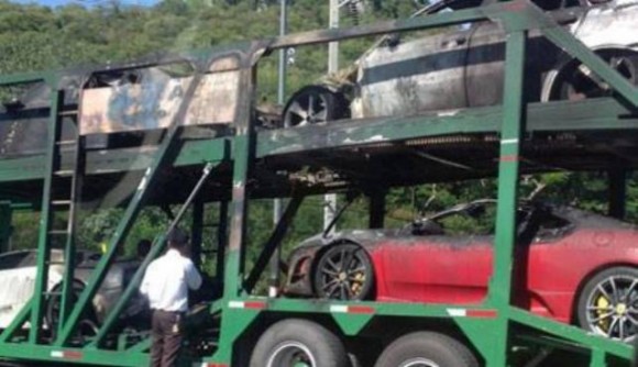 Arde un camión cargado de superdeportivos en Tailandia