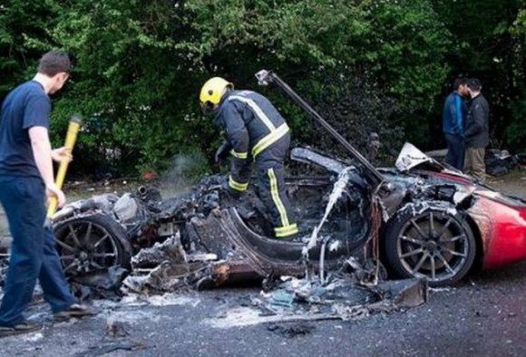 Arde un McLaren MP4-12C en Londres