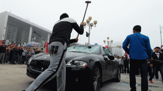 Destroza su Maserati Quattroporte en protesta por una supuesta estafa