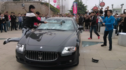 Destroza su Maserati Quattroporte en protesta por una supuesta estafa