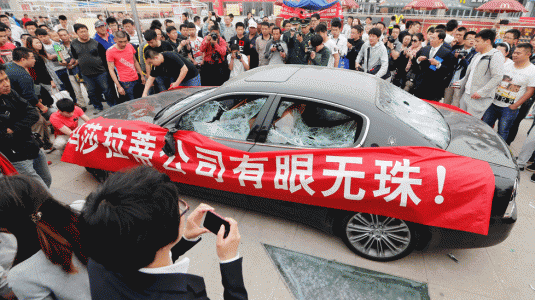 Destroza su Maserati Quattroporte en protesta por una supuesta estafa