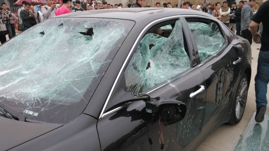 Destroza su Maserati Quattroporte en protesta por una supuesta estafa