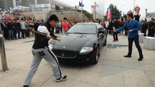 Destroza su Maserati Quattroporte en protesta por una supuesta estafa