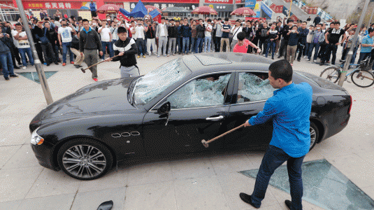 Destroza su Maserati Quattroporte en protesta por una supuesta estafa