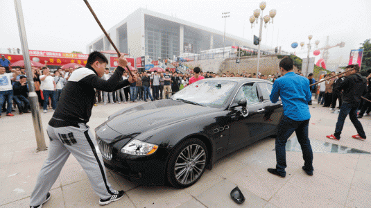 Destroza su Maserati Quattroporte en protesta por una supuesta estafa