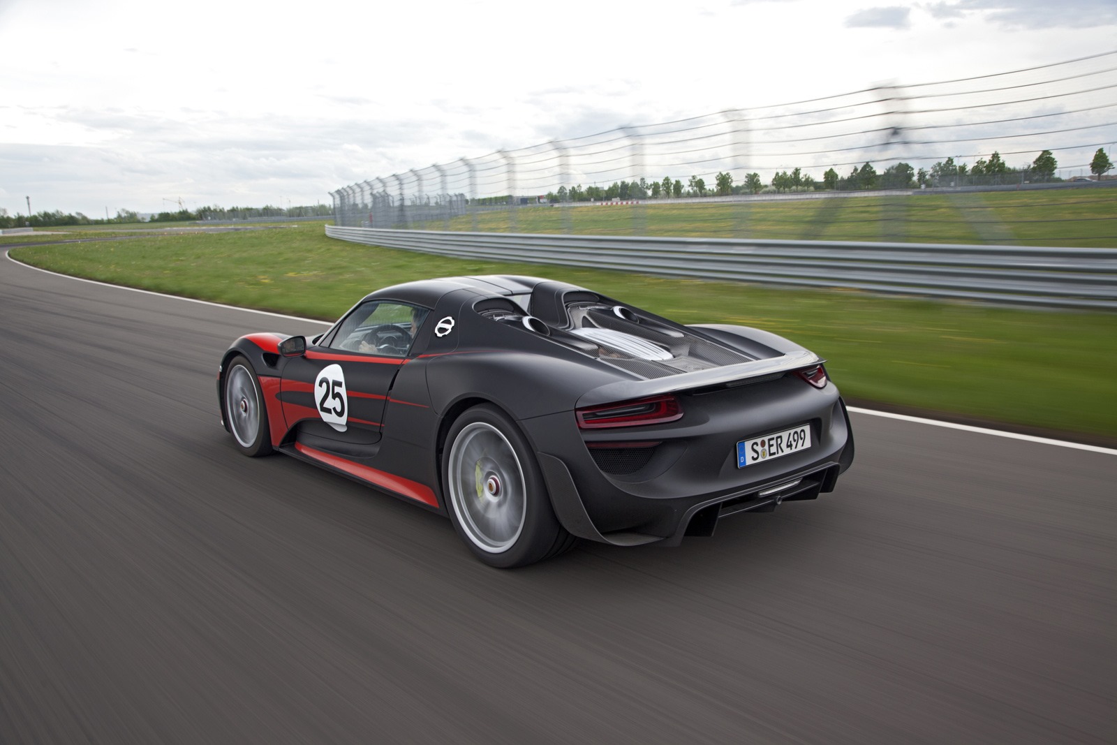 Porsche aún no ha descartado un superdeportivo de motor central