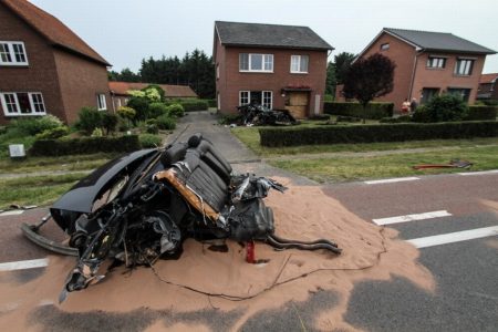 Se baja por su propio pie tras partir un Audi S8 en dos