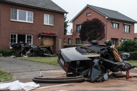 Se baja por su propio pie tras partir un Audi S8 en dos