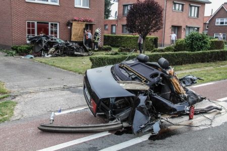 Se baja por su propio pie tras partir un Audi S8 en dos