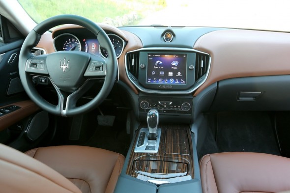 2014-Maserati-Ghibli-154[2]
