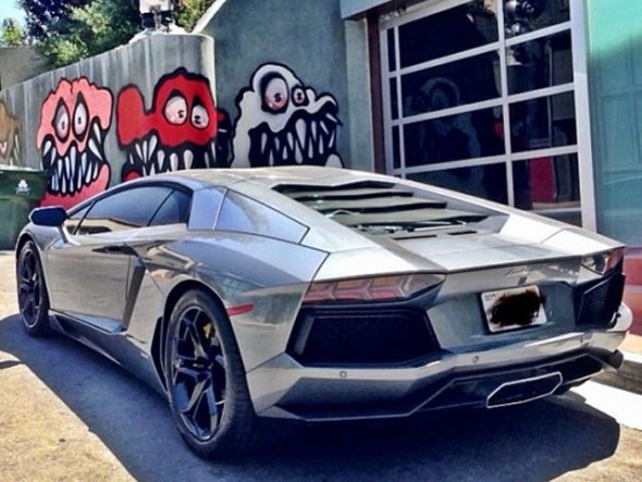 Chris Brown decora su Lamborghini Aventador