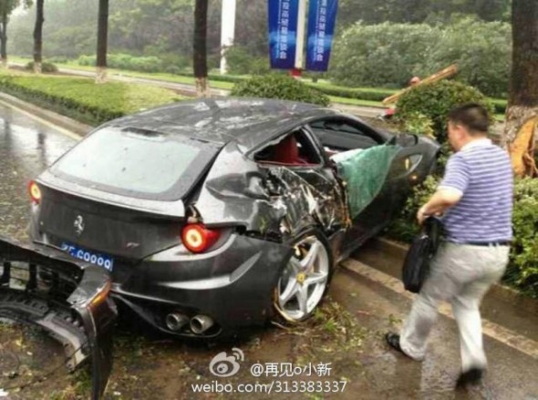 Destrozan un Ferrari FF en China