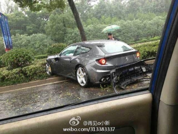 Destrozan un Ferrari FF en China