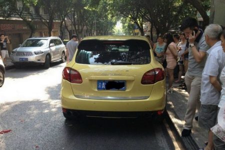 Estrella un Porsche Cayenne Turbo contra el Maserati Quattoporte de su esposo