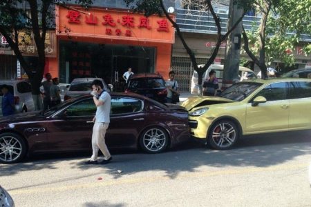 Estrella un Porsche Cayenne Turbo contra el Maserati Quattoporte de su esposo