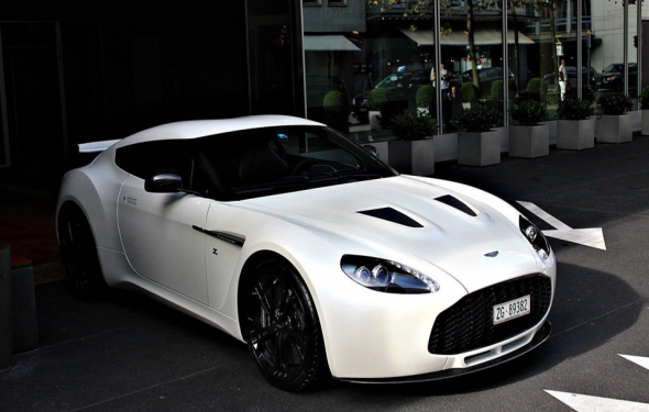Aparece un Aston Martin V12 Zagato blanco en Suiza