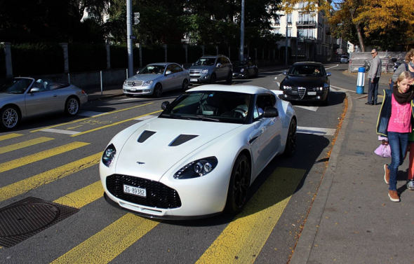 Aparece un Aston Martin V12 Zagato blanco en Suiza