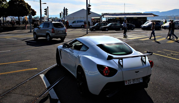 Aparece un Aston Martin V12 Zagato blanco en Suiza