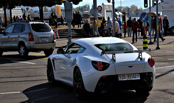 Aparece un Aston Martin V12 Zagato blanco en Suiza