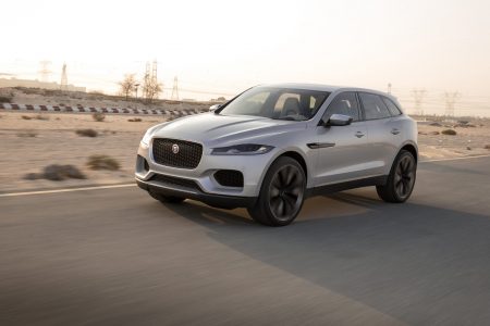 Jaguar lleva a Dubai un C-X17 de color plateado