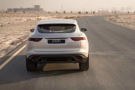 Jaguar lleva a Dubai un C-X17 de color plateado