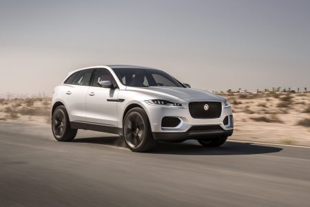 Jaguar lleva a Dubai un C-X17 de color plateado