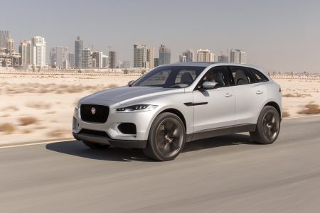 Jaguar lleva a Dubai un C-X17 de color plateado