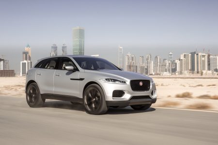 Jaguar lleva a Dubai un C-X17 de color plateado