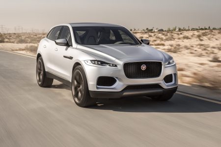 Jaguar lleva a Dubai un C-X17 de color plateado