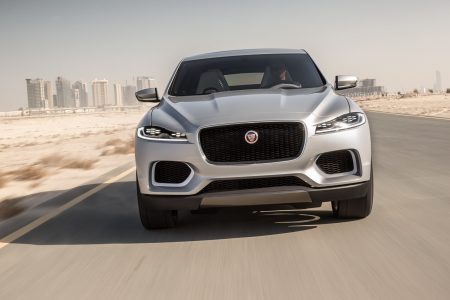 Jaguar lleva a Dubai un C-X17 de color plateado