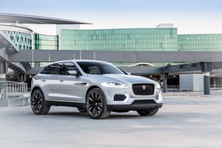 Jaguar lleva a Dubai un C-X17 de color plateado