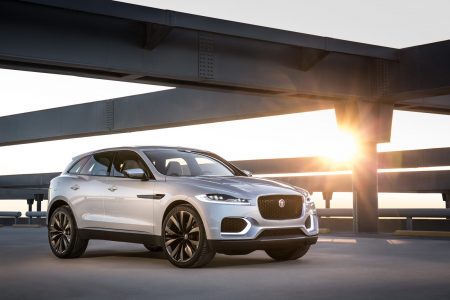 Jaguar lleva a Dubai un C-X17 de color plateado