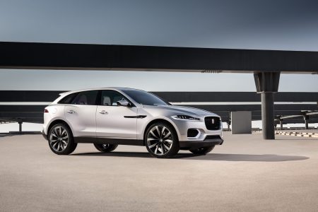 Jaguar lleva a Dubai un C-X17 de color plateado