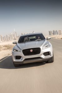 Jaguar lleva a Dubai un C-X17 de color plateado