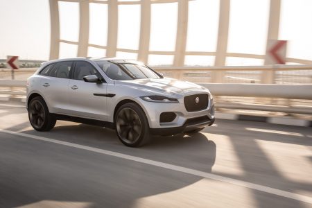 Jaguar lleva a Dubai un C-X17 de color plateado