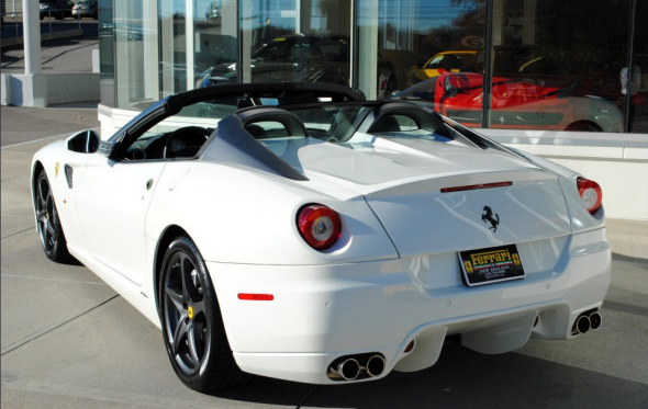 A la venta un exclusivo Ferrari 599 SA Aperta de color blanco