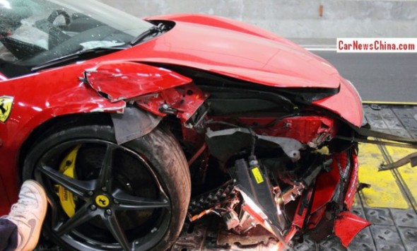 Destrozan un Ferrari 458 Spider chino dentro de un túnel 2